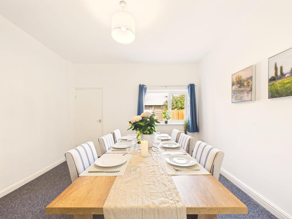 Nottingham Spacious Home 4 Bedroom Sleeps 7 Parking House in Nottingham