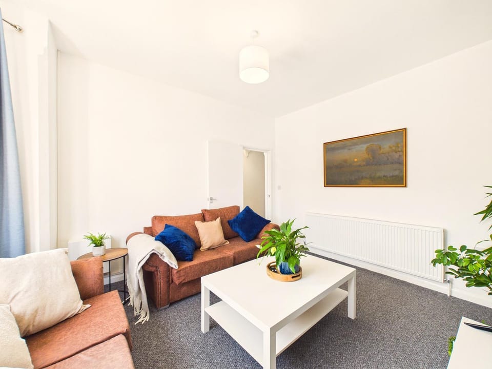 Nottingham Spacious Home 4 Bedroom Sleeps 7 Parking House in Nottingham