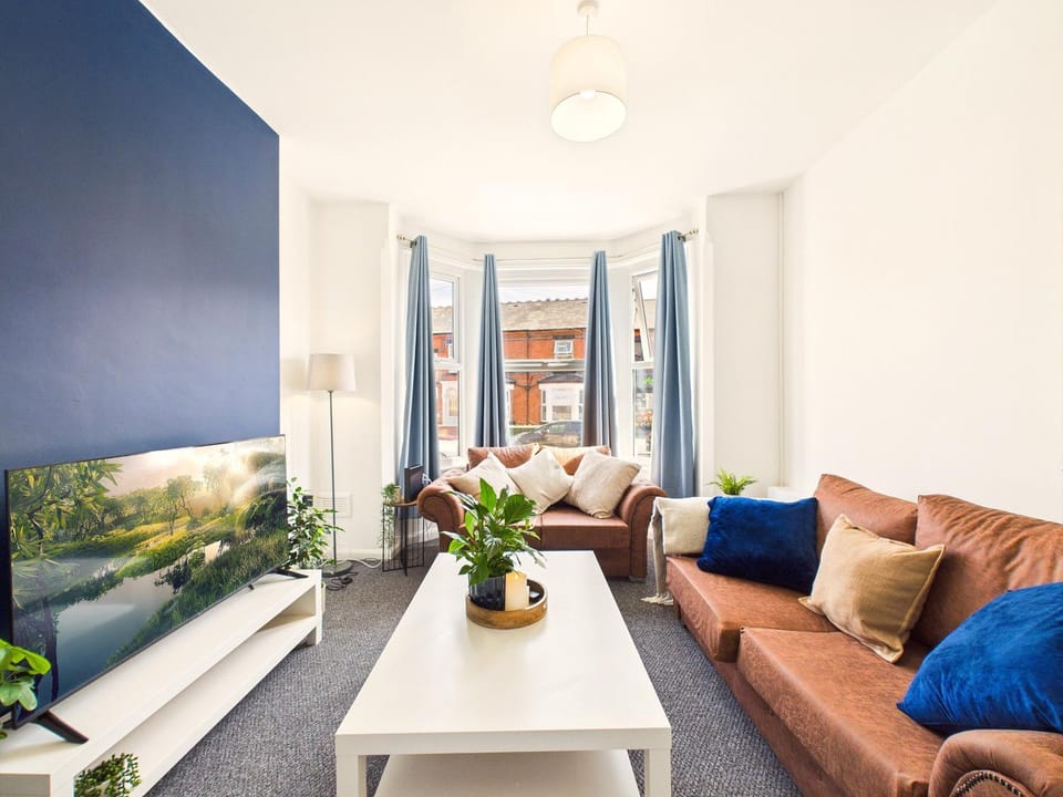 Nottingham Spacious Home 4 Bedroom Sleeps 7 Parking House in Nottingham