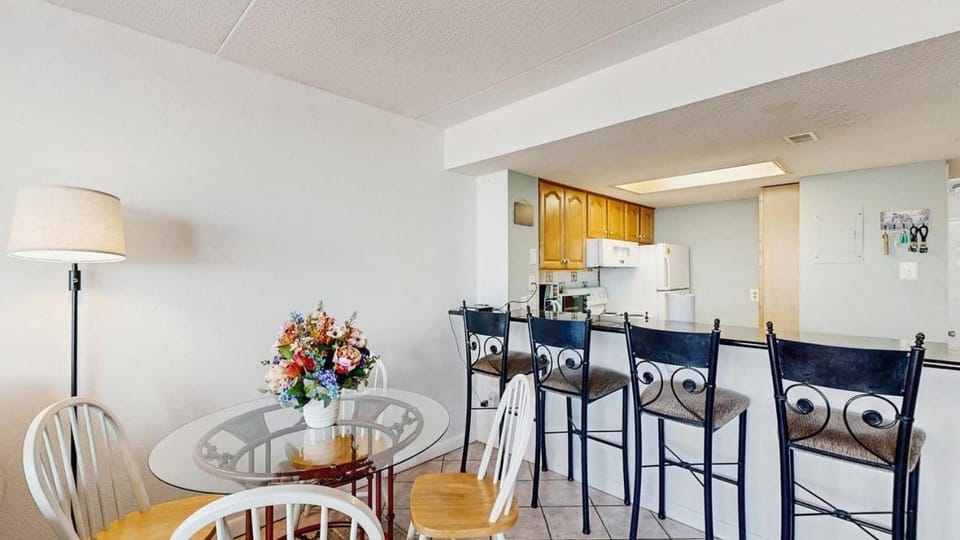 Stunning oceanfront condo with private balcony beach access pools & game rooms House in Ocean City