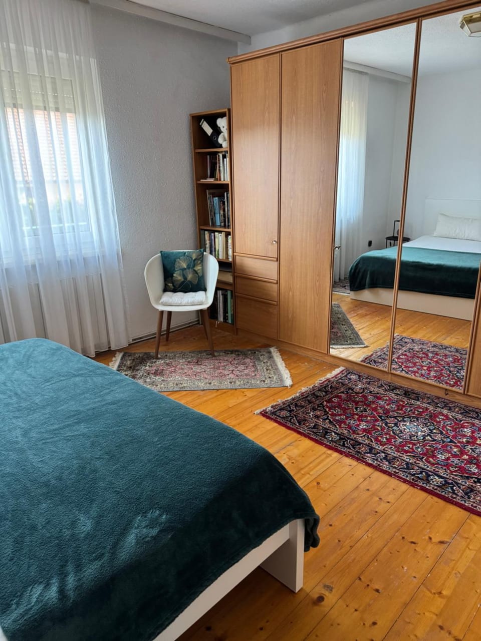 Photo of the whole room, Bedroom