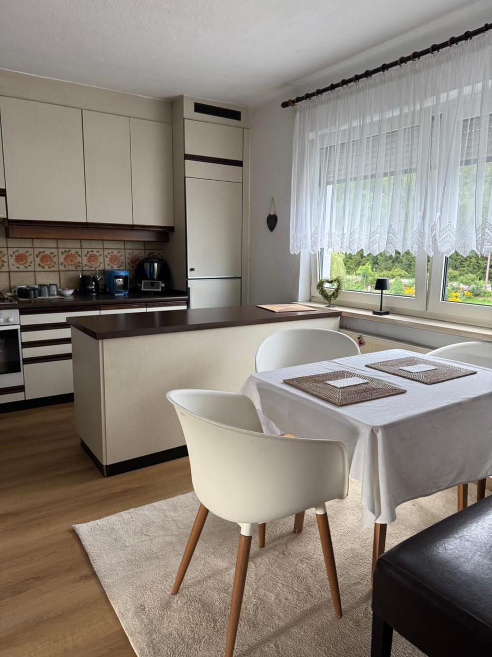 Kitchen or kitchenette, Seating area, Dining area