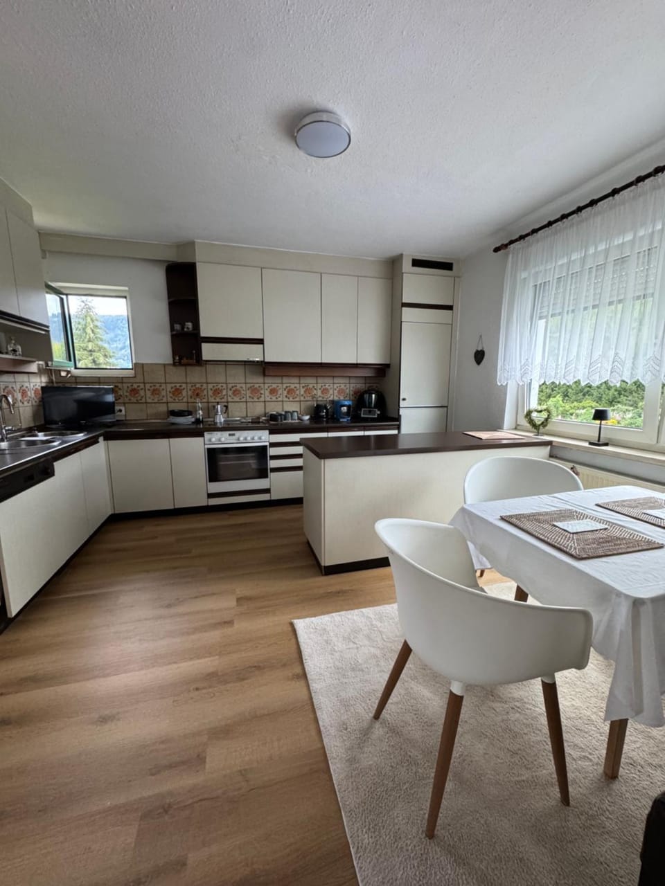 Kitchen or kitchenette, Seating area, Dining area, stove