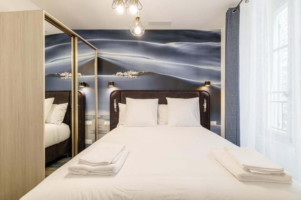 Photo of the whole room, Bedroom