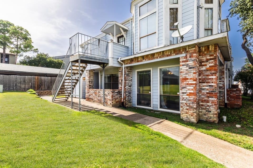 Property building, Garden, Balcony/Terrace