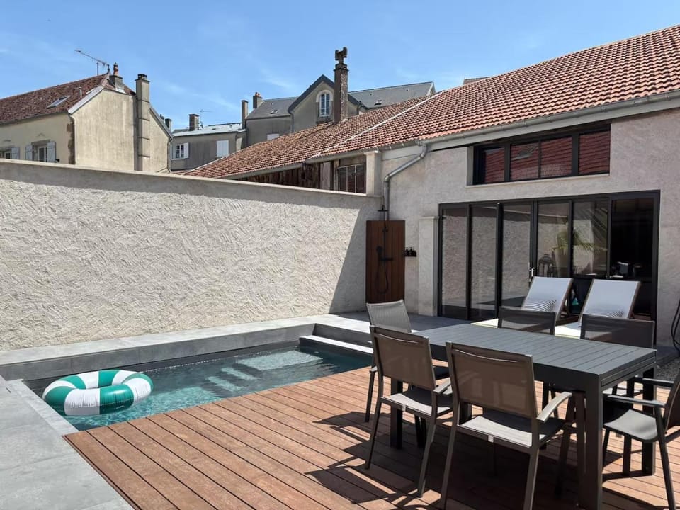 Appartement avec jacuzzi et piscine sur les remparts Apartment in Langres