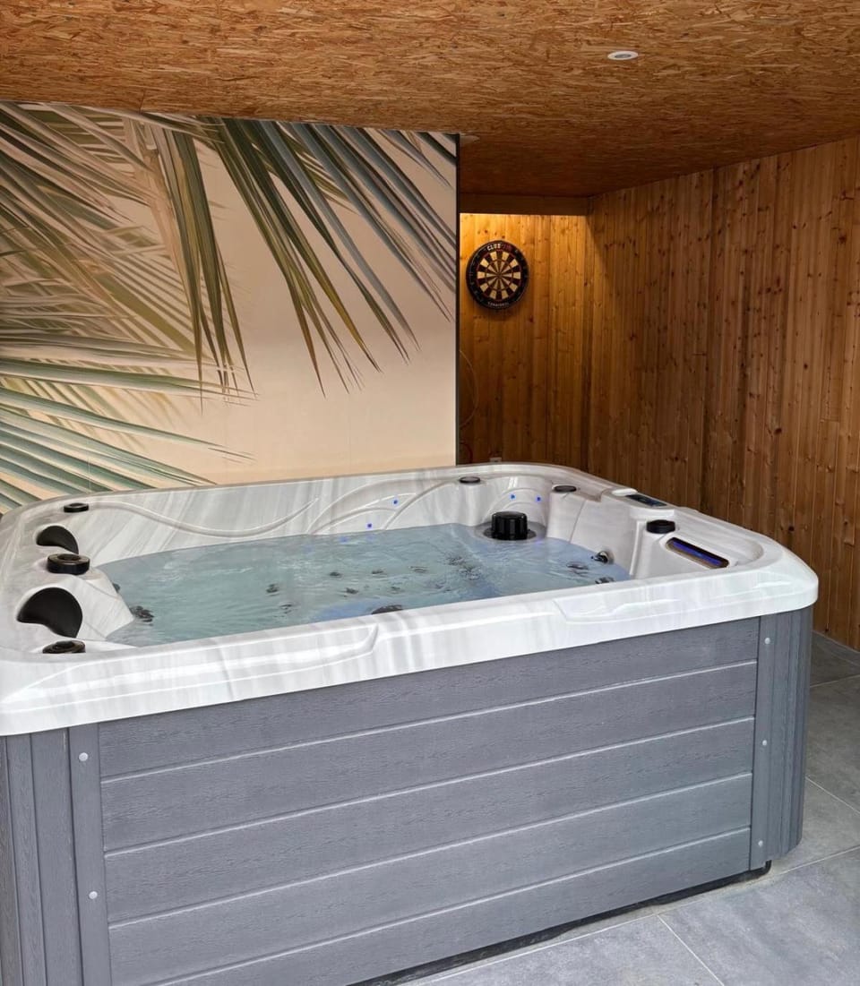 Appartement avec jacuzzi et piscine sur les remparts Apartment in Langres