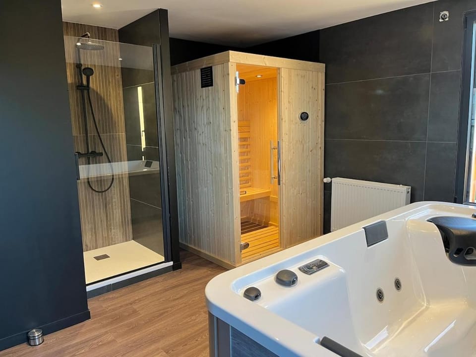 Hot Tub, Sauna