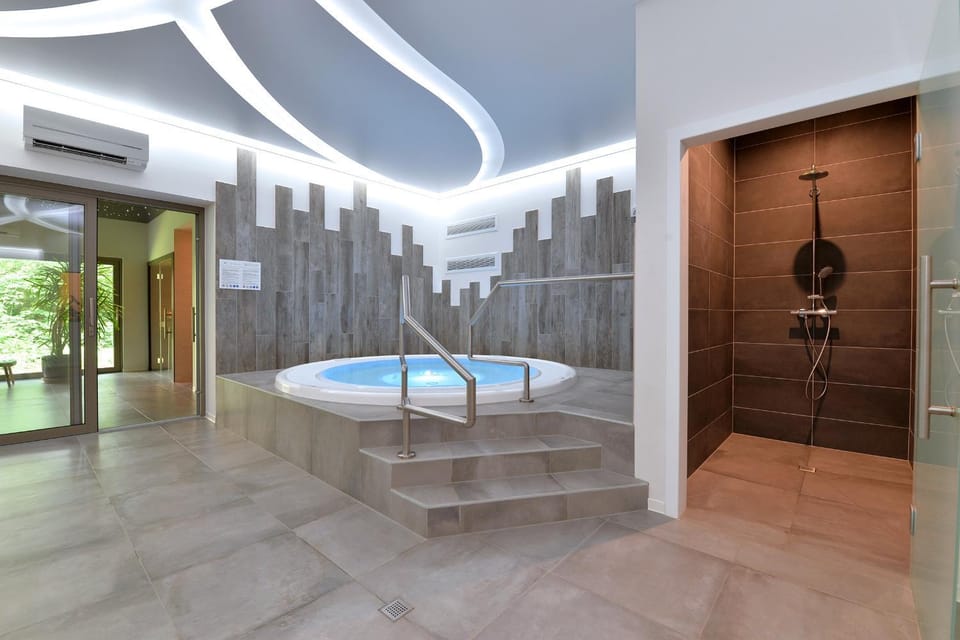 Hot Tub, Hot Tub, Internal: Not applicable to any particular room