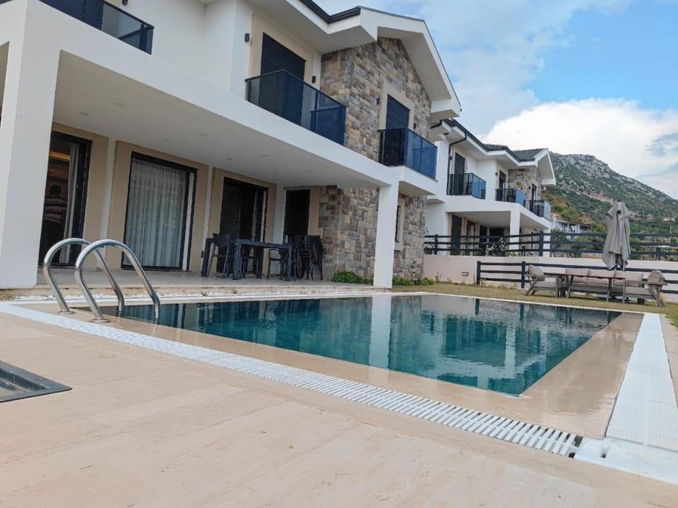 Property building, Pool view, Swimming pool