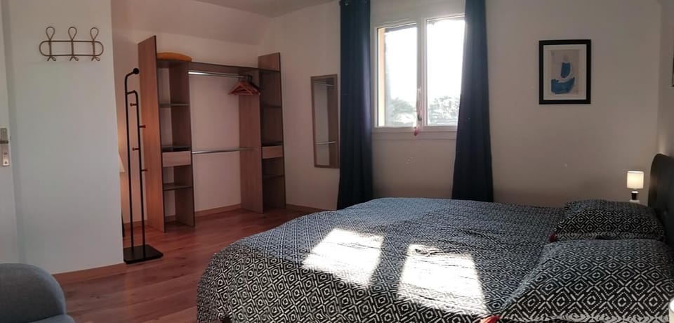 Photo of the whole room, Bedroom