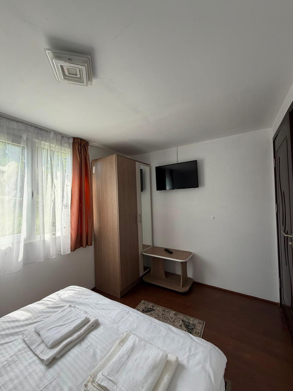 Bed, TV and multimedia, Bedroom, towels