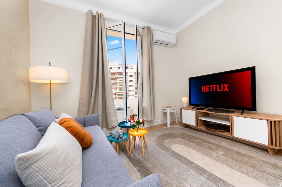 TV and multimedia, Living room, Seating area, air conditioner