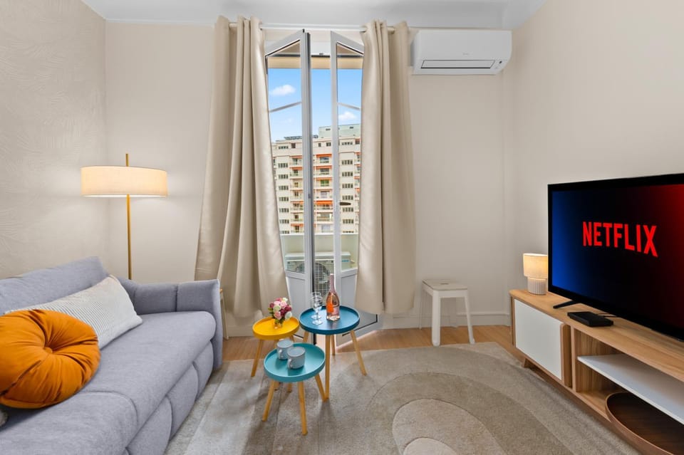 Communal lounge/ TV room, TV and multimedia, Living room, Seating area, air conditioner
