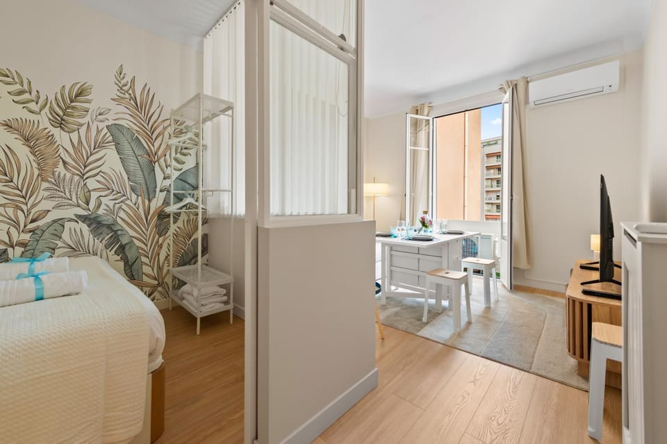 Bed, Living room, Photo of the whole room, Seating area, Dining area, Bedroom, air conditioner