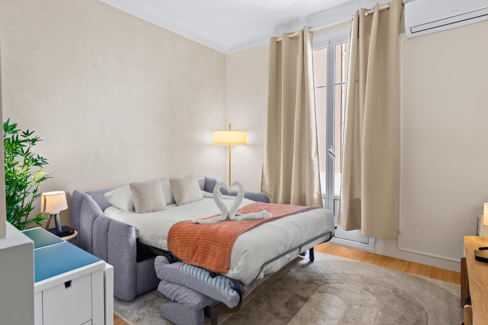 Bed, TV and multimedia, Living room, Photo of the whole room, Seating area, Bedroom, air conditioner