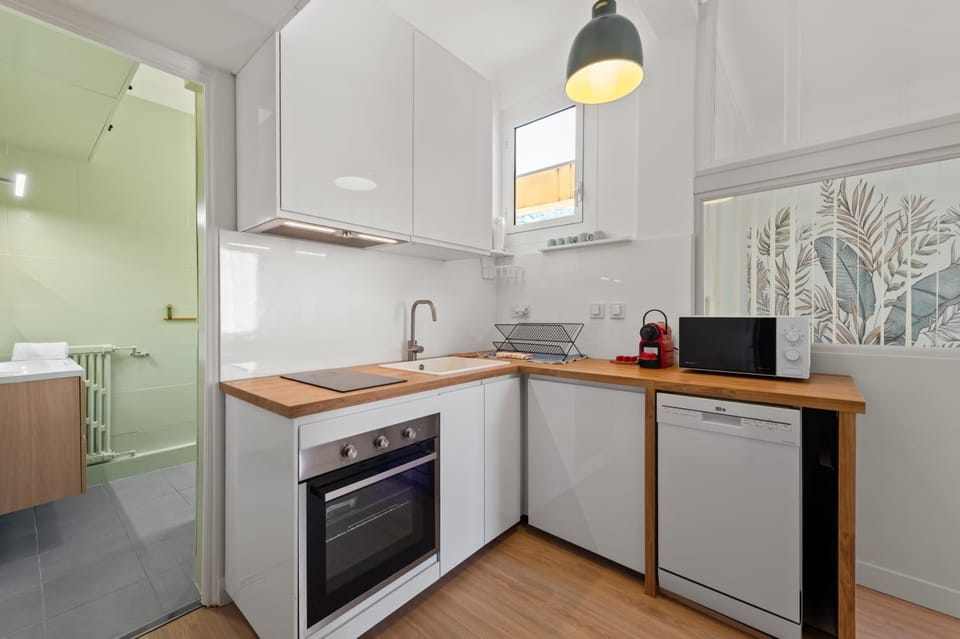 Kitchen or kitchenette, dishwasher, oven, stove, toaster