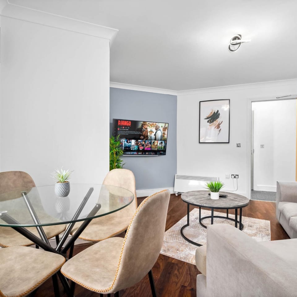 TV and multimedia, Living room, Seating area, Dining area