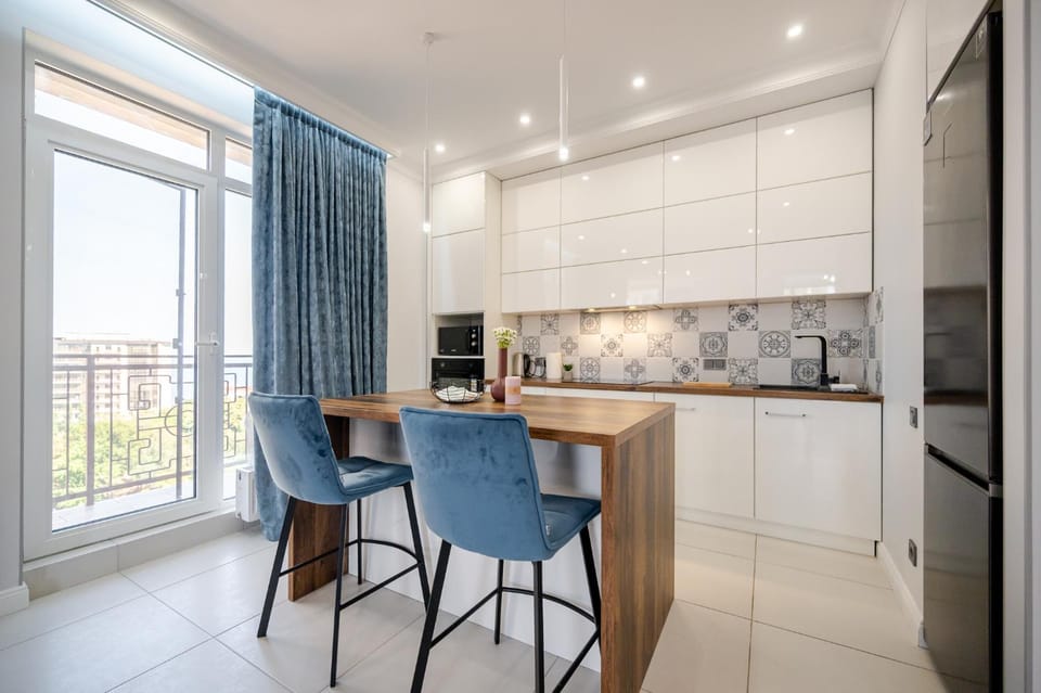 Сучасна квартира з панорамними вікнами та видом на море fainorent Apartment in Odessa