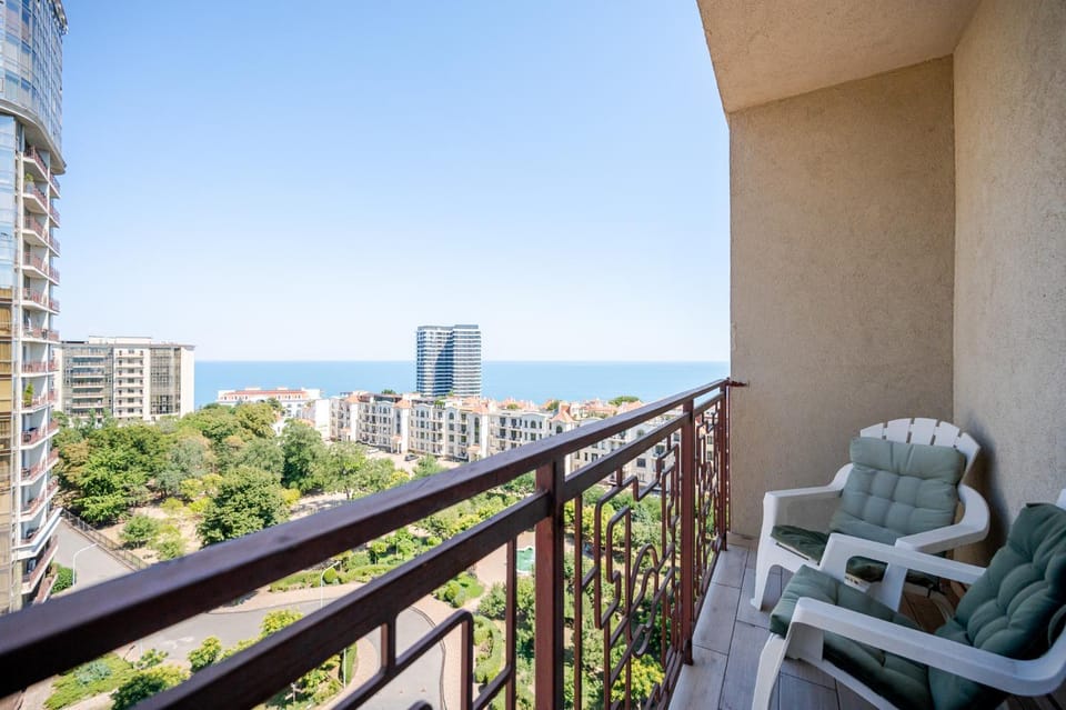 Сучасна квартира з панорамними вікнами та видом на море fainorent Apartment in Odessa