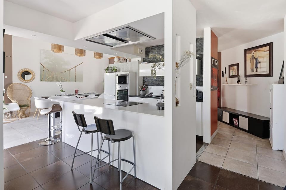 Kitchen or kitchenette, Seating area, Dining area, oven, stove