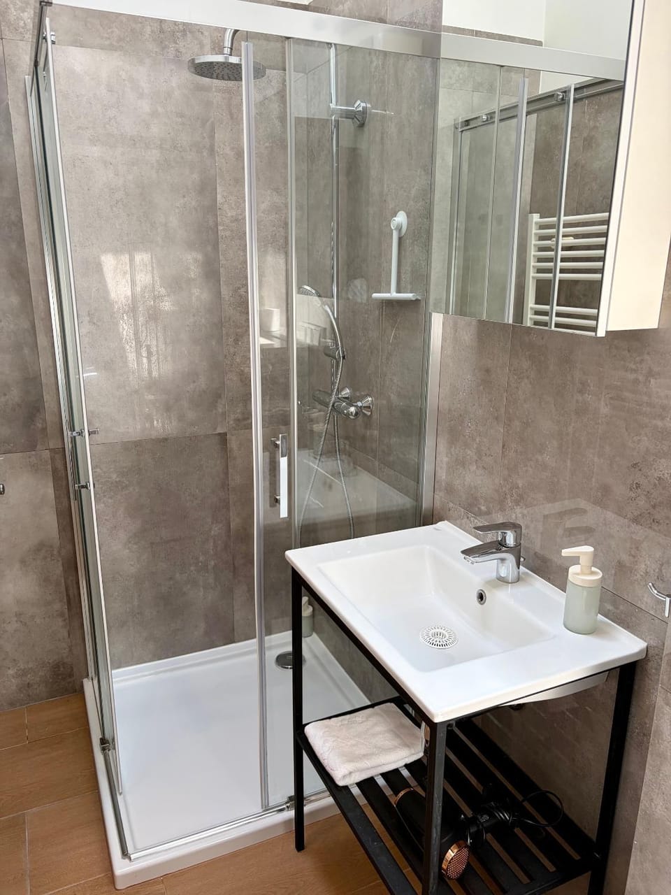 Shower, Bathroom, flat iron