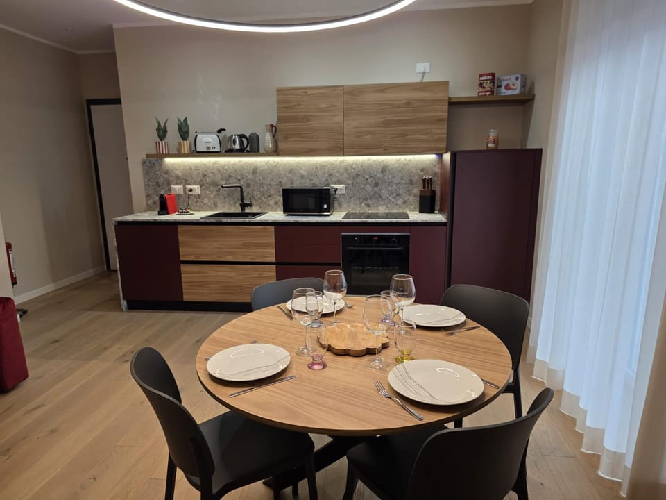 Kitchen or kitchenette, Dining area