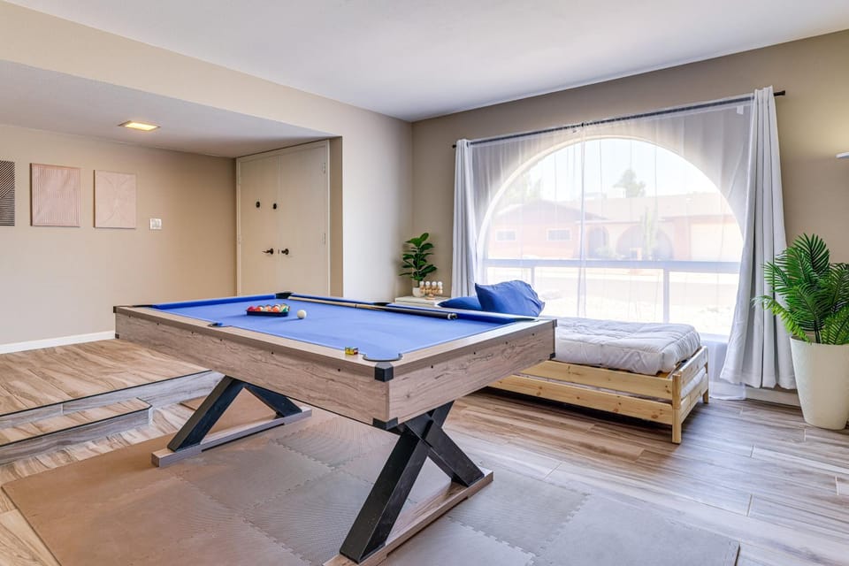 Games of Pool + Nights Fireside! Glendale Getaway House in Glendale