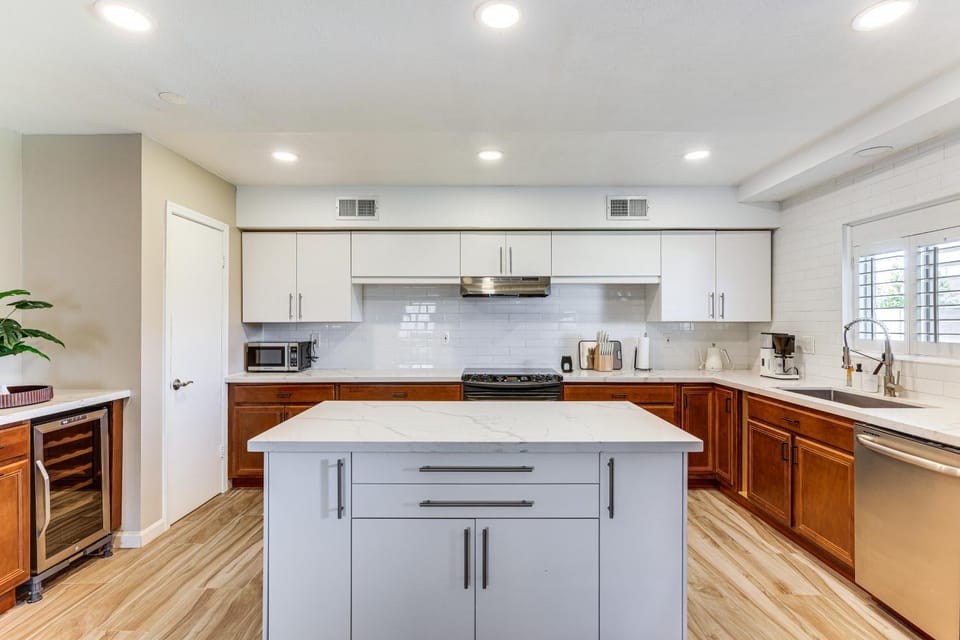 Games of Pool + Nights Fireside! Glendale Getaway House in Glendale