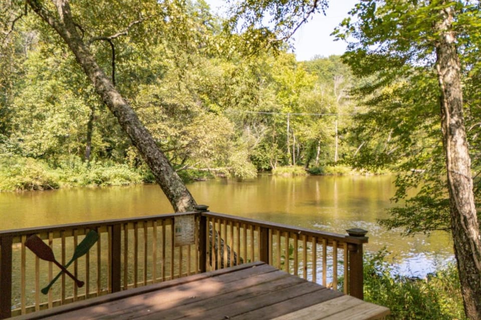Redbird Retreat - Riverfront Cabin, Fenced Yard, Firepit and Grill Cabin in Lake Lure