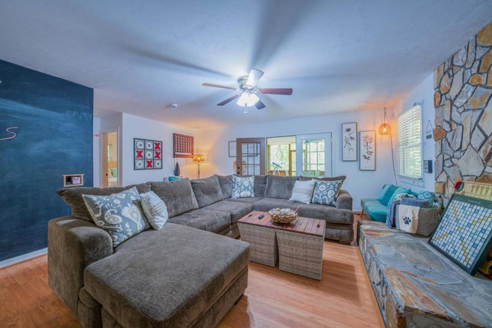 Redbird Retreat - Riverfront Cabin, Fenced Yard, Firepit and Grill Cabin in Lake Lure