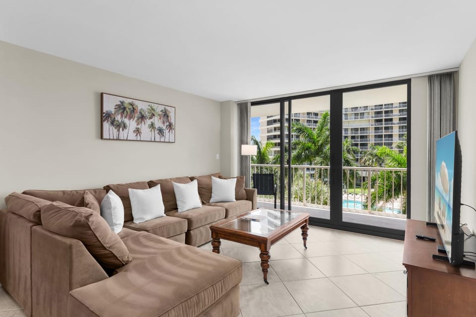 Beachfront 4th Floor 2 Bed I Pool & Gulf Views Apartment in Marco Island
