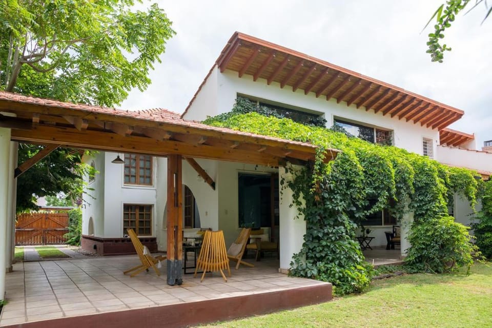 PUEBLO CHACRAS casa entera con quincho, jardín y pileta dentro de barrio semi cerrado y próximo al casco historico de Chacras de Coria en Lujan de Cuyo House in Luján de Cuyo