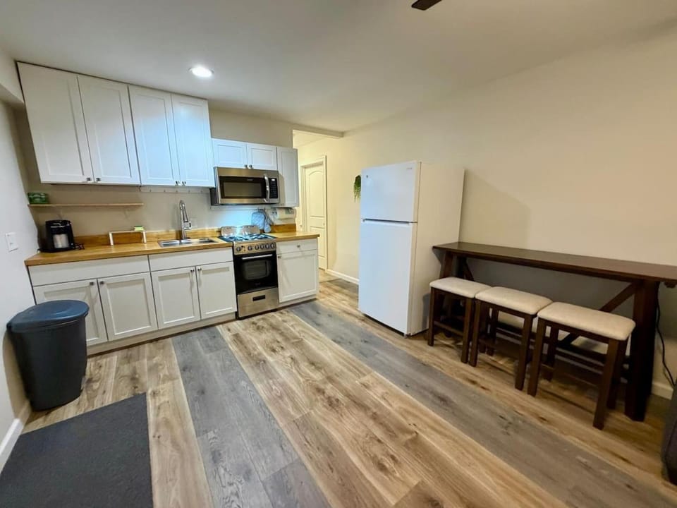 Charming Beaufort Space Perfect 4 Extended Stays Apartment in Port Royal
