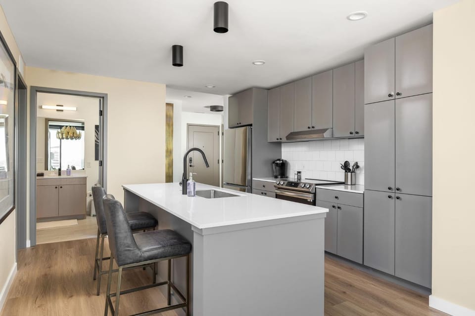 22nd Floor Corner - City Lights Apartment in Buckhead