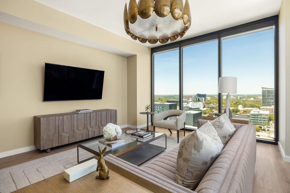 22nd Floor Corner - City Lights Apartment in Buckhead
