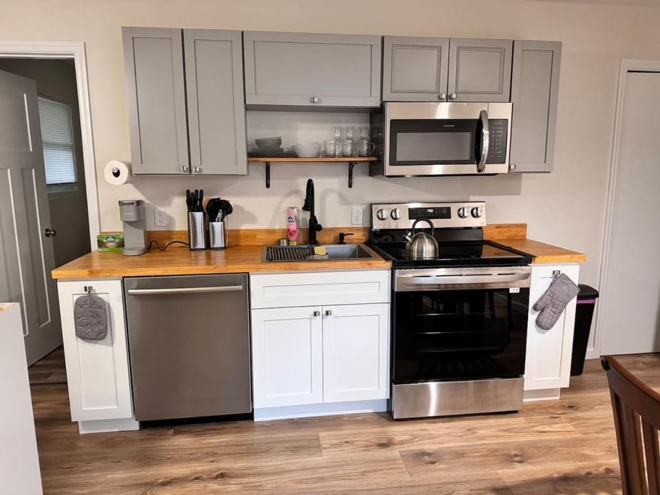 Quiet Beaufort Escape Renovated And Pet Friendly Apartment in Port Royal