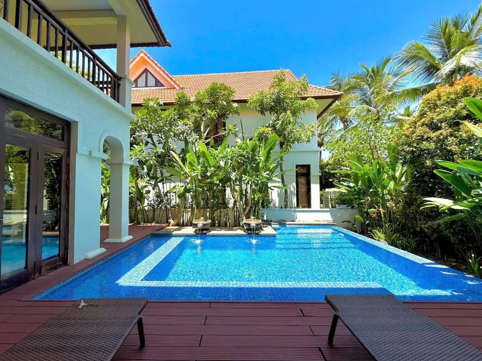Patio, Day, Garden, Swimming pool, sunbed
