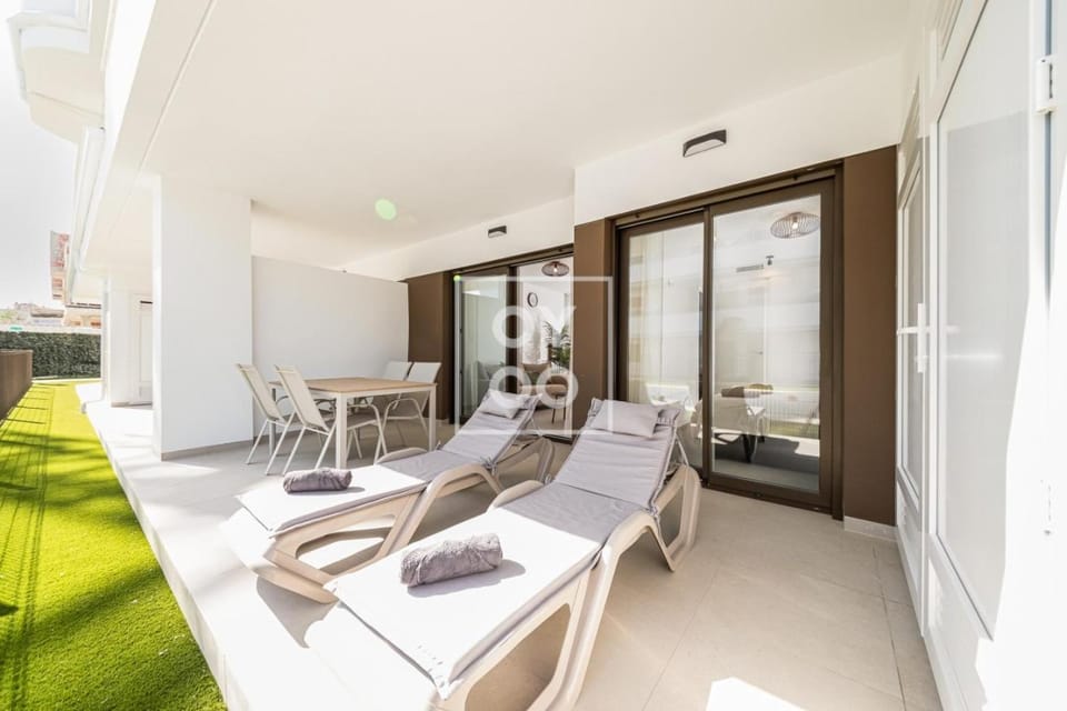 Pilar Sunplace Deluxe, groundfloor resort apt with pool and garden view, by OYOOSTAYS Apartment in Pilar de la Horadada