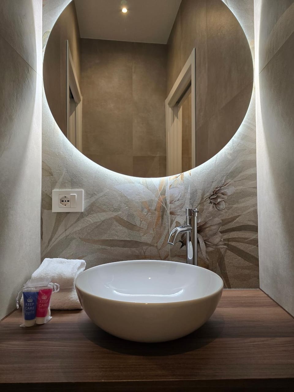 Bathroom, towels