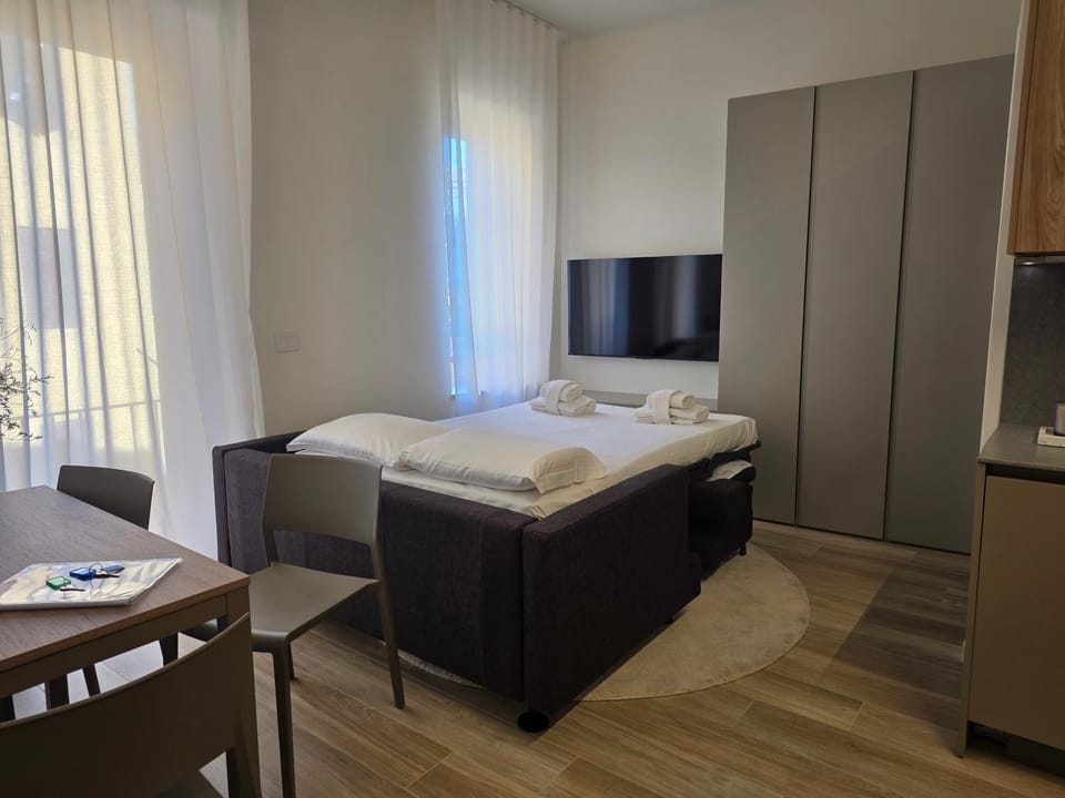 Bed, towels