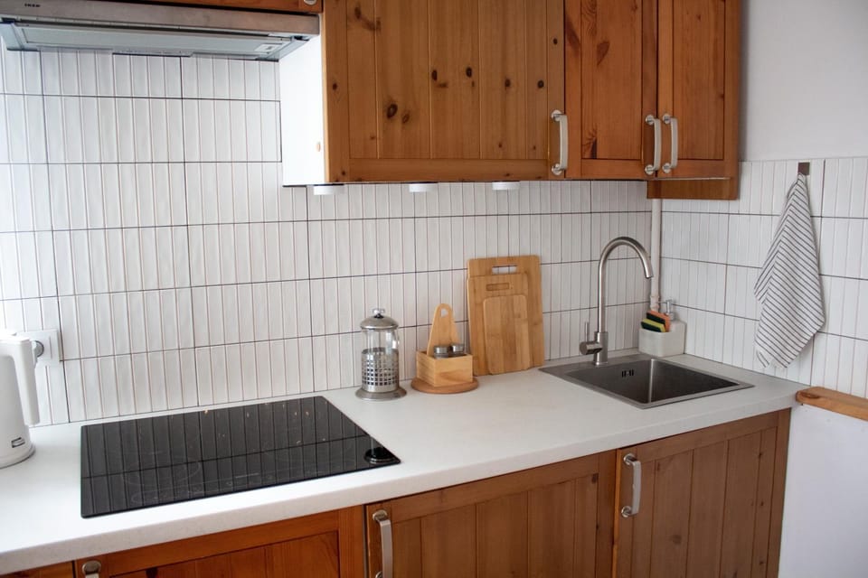 Coffee/tea facilities, Kitchen or kitchenette, stove