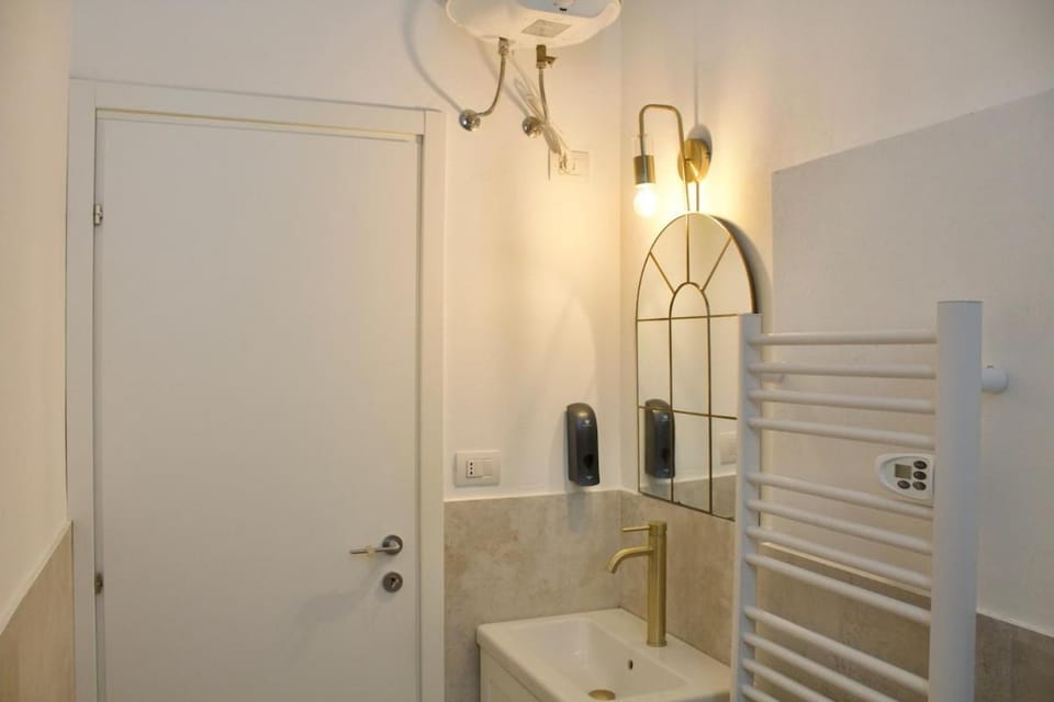 Ample 2-BR Space 1 min to Romolo M2 Apartment in Milan