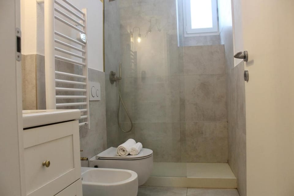 Ample 2-BR Space 1 min to Romolo M2 Apartment in Milan