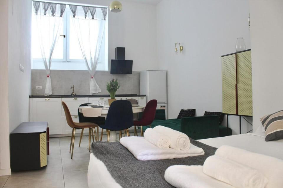 Ample 2-BR Space 1 min to Romolo M2 Apartment in Milan