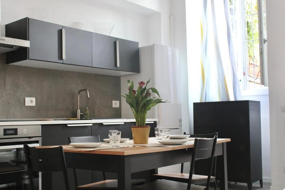 Ample 2-BR Space 1 min to Romolo M2 Apartment in Milan