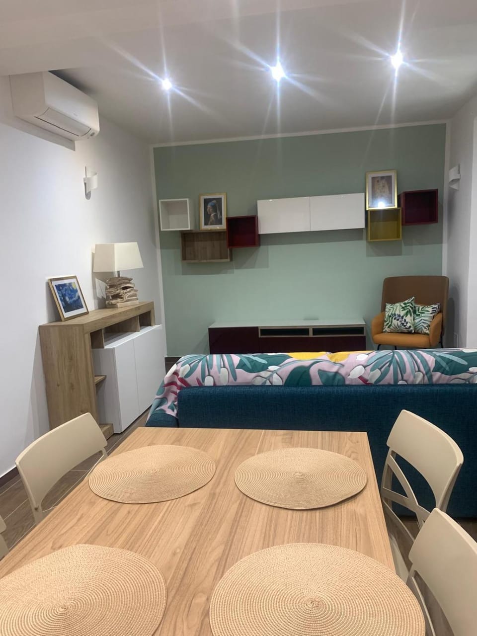 Living room, Photo of the whole room