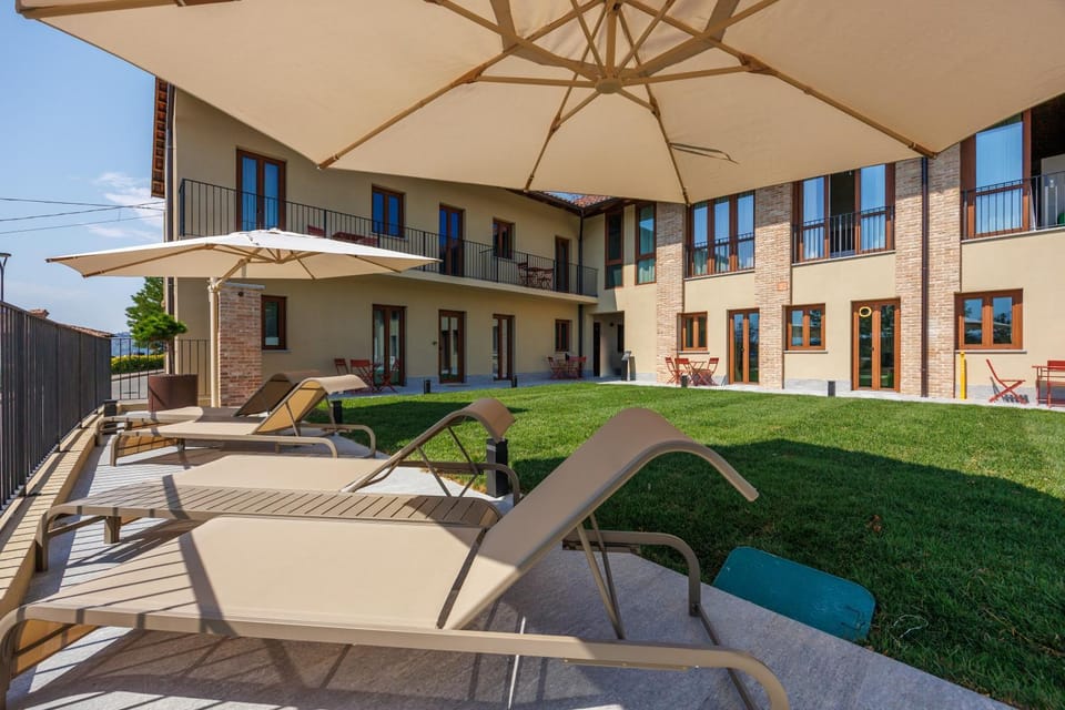 Property building, Day, Garden, Garden view, sunbed