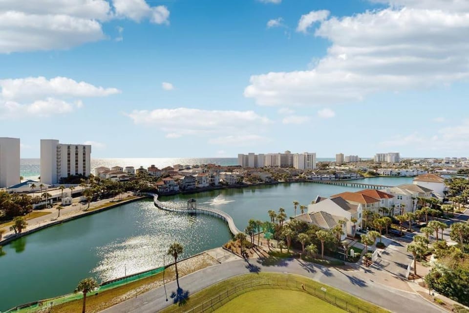 Coastal condo with Sound and Gulf views washer and dryer Wifi House in Destin