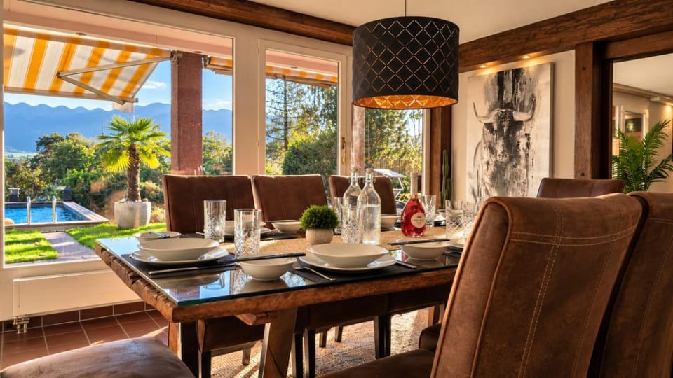 Garden, Food and drinks, Dining area, Garden view, Pool view